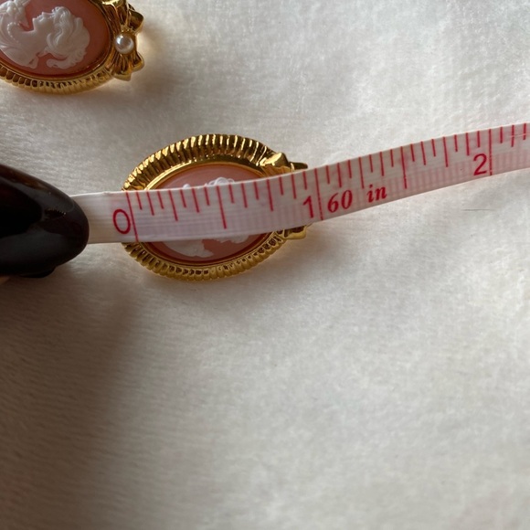 Vintage-Inspired Gold Cameo Clip-On Earrings - Picture 6 of 6